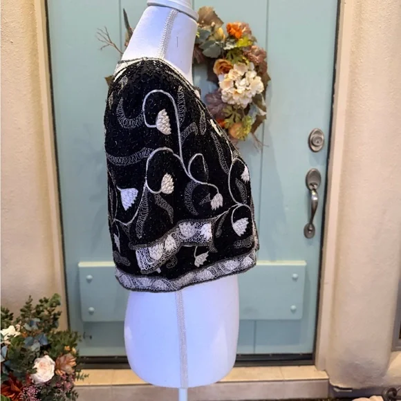 Vintage Allure Black and White Embroidered Crop Top - Picture 3 of 9